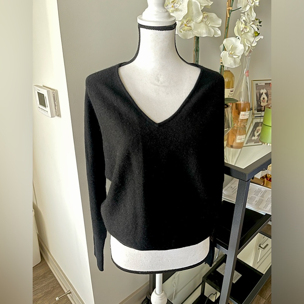 Black Tahari 100% Cashmere sweater